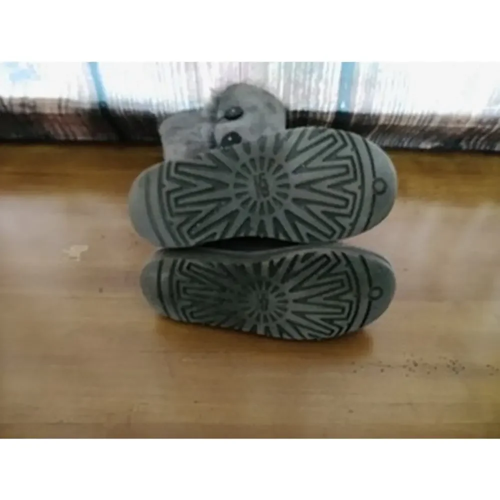 UGG Bailey Button II Kids Gray Mid-Calf Winter Snow Boots Triple‎ Button 3Y